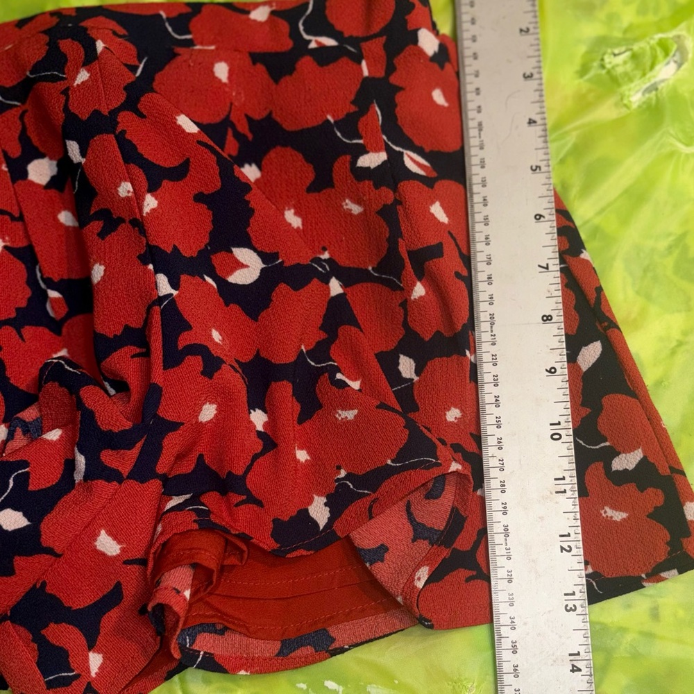 high-waisted floral print shorts large-scale red poppy flared silhouette small - Picture 5 of 9